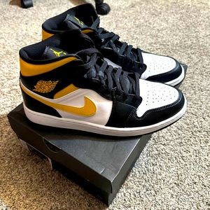 JORDAN 1 MID. WHITE POLLEN BLACK. - SIZE 11. USED (ONLY WORN 3 TIMES)